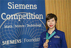 High School STEM Students Receive Scholarships from Siemens