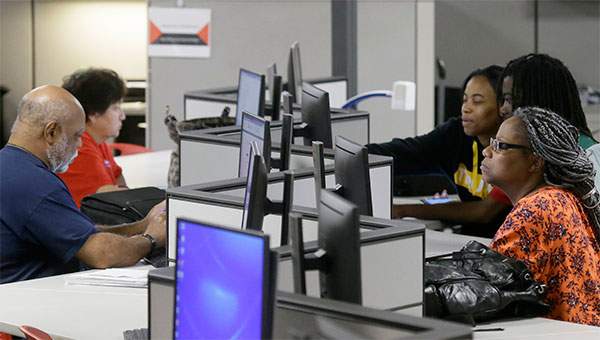 US Claims for Unemployment Benefits Slip by 2,000
