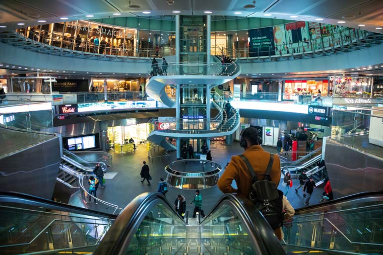 US Consumer Spending Sinks by Record 13.6% in April