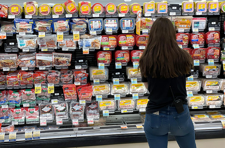 US Wholesale Prices Fell Last Month on Lower Food Costs