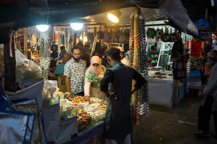 Signify Donates Solar Lanterns to Rohingya